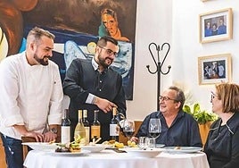 La familia que regenta La Orza de Ángel, los hermanos Ángel y Roberto, y sus padres, Ángel y Mari.