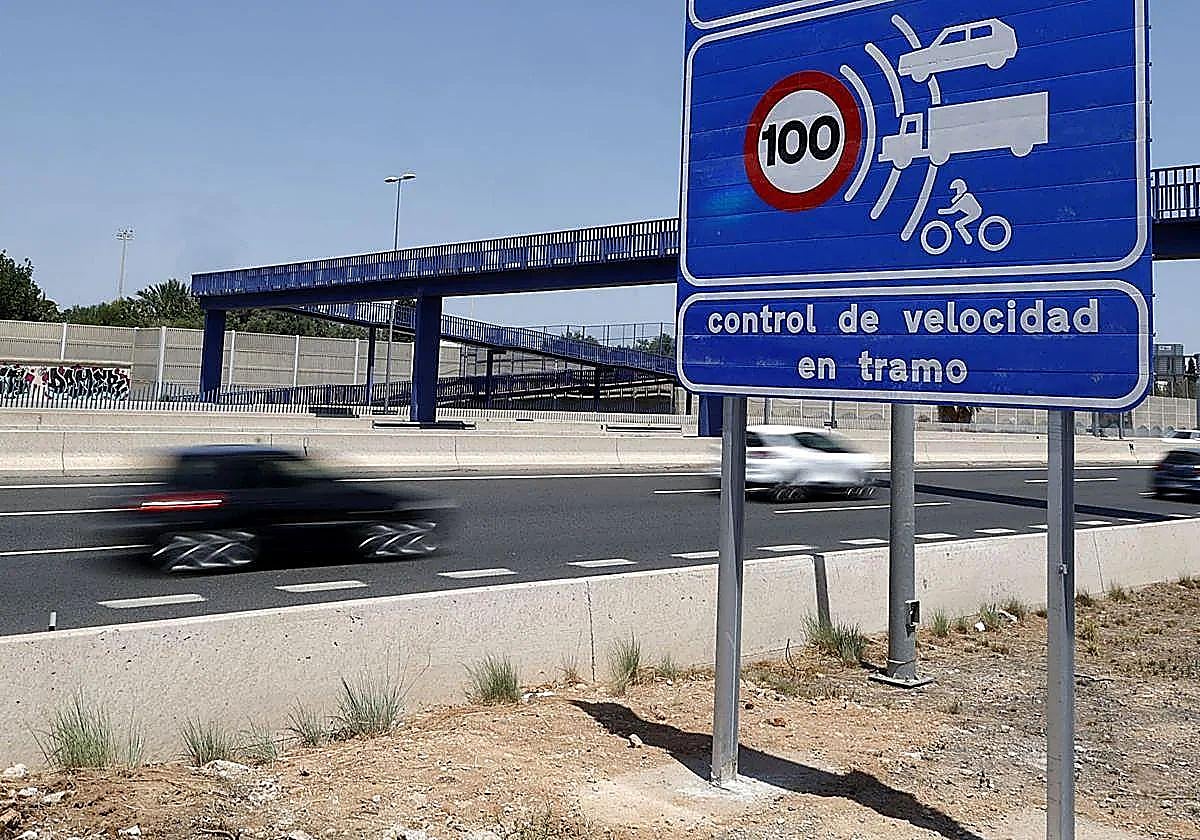 Cartel de aviso de un radar.