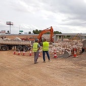 Colocación de la escollera con el puente que se reabre este jueves junto al centro comercial Bonaire.