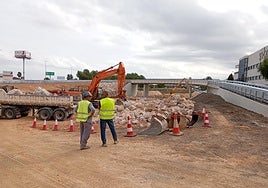 Colocación de la escollera con el puente que se reabre este jueves junto al centro comercial Bonaire.