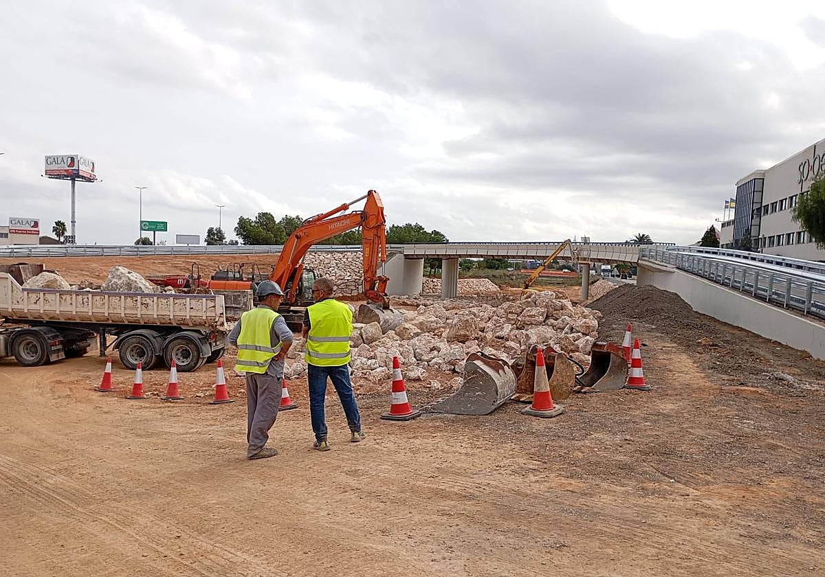 Colocación de la escollera con el puente que se reabre este jueves junto al centro comercial Bonaire.