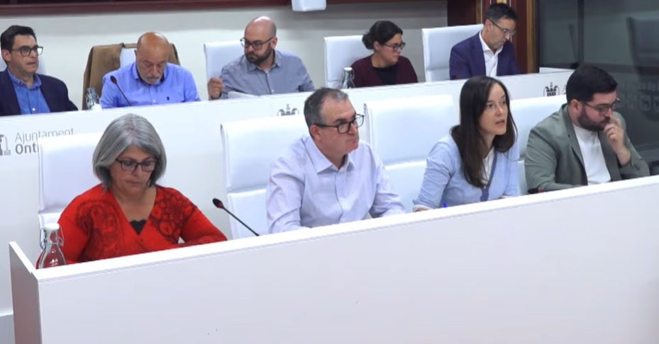 Bancadas de los grupos de la oposición en Ontinyent.