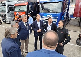 Martínez Mus y el resto de autoridades saludan al piloto Aarón Canet.