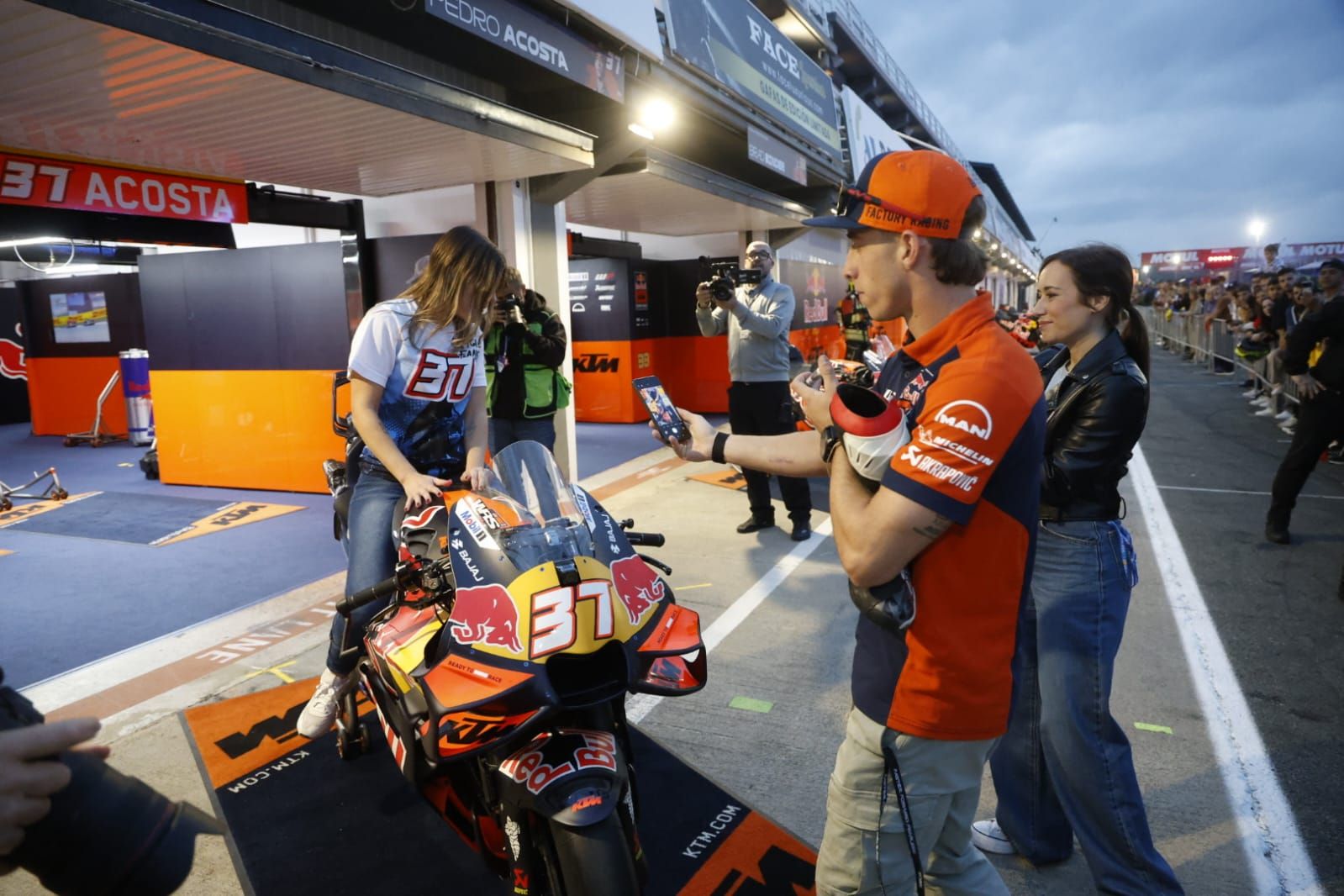 Fotos de ambiente en el GP Cheste 2025