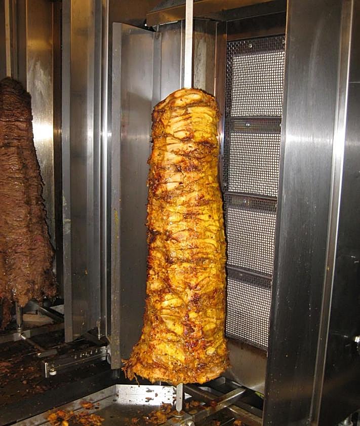 Imagen secundaria 2 - DURO: el nuevo concepto de kebab que llega a Valencia con los influencers Javi Maska y Boukie junto a Baovan