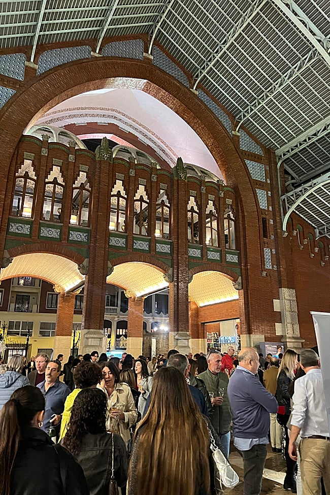 Marco incomparable para los cavas de Requena de la arquitectura modernista del Mercado de Colón.