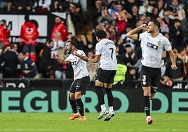 Luis Rioja celebra el último gol anotado en Mestalla.
