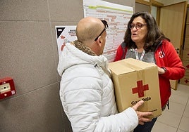 Cruz Roja hace entrega de kits de ahorro energético.