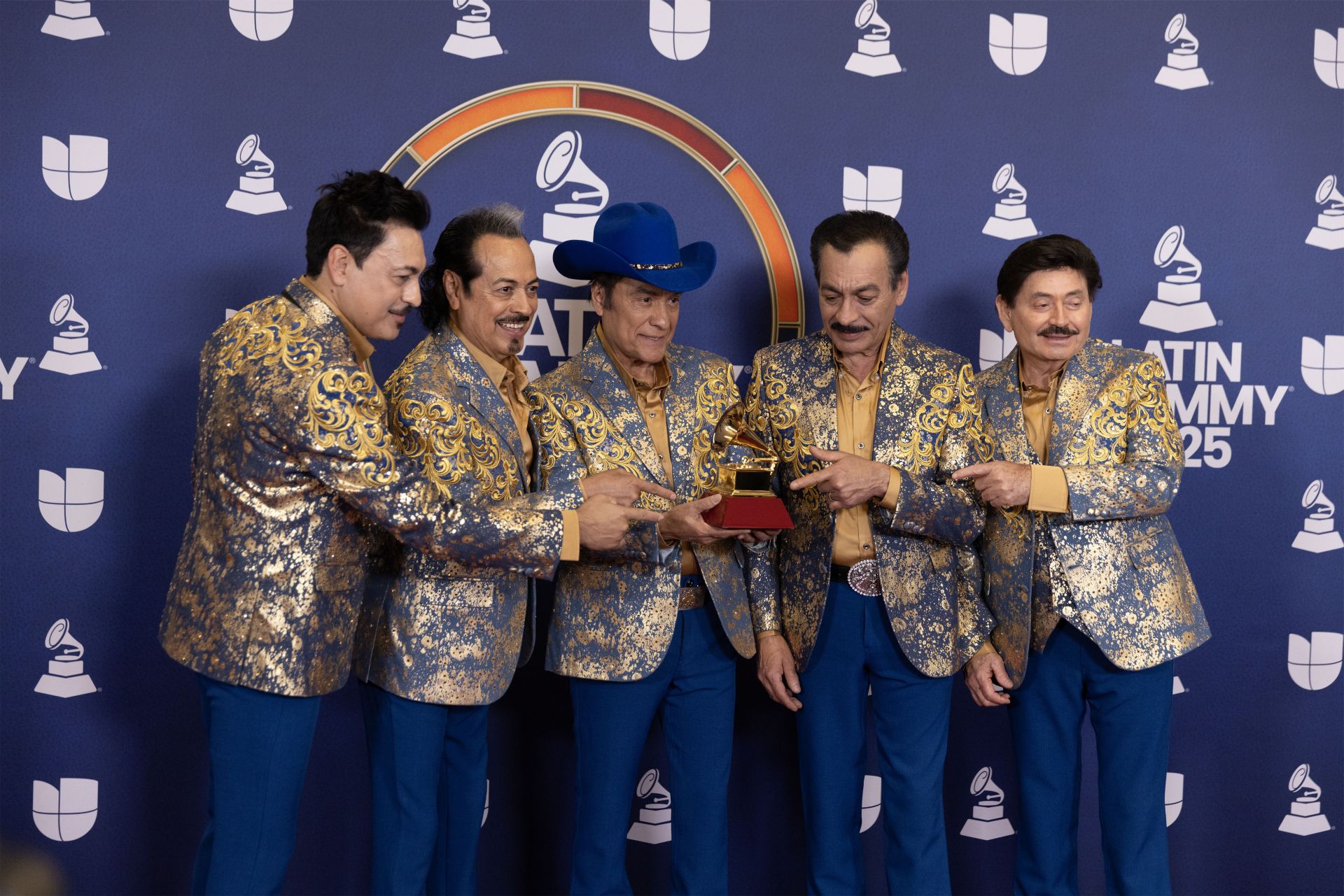 Los looks más impactantes de la alfombra roja de los Latin Grammy 2025