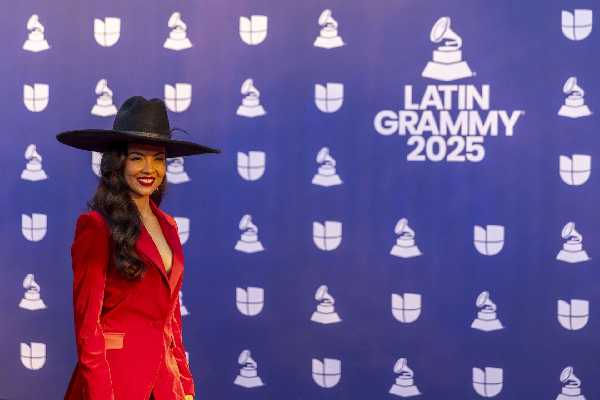 Los looks más impactantes de la alfombra roja de los Latin Grammy 2025