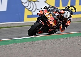Pedro Acosta, en su KTM, en el Circuit Ricardo Tormo de Cheste.
