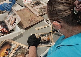 Restauradoras trabajan en cada una de las fotos.