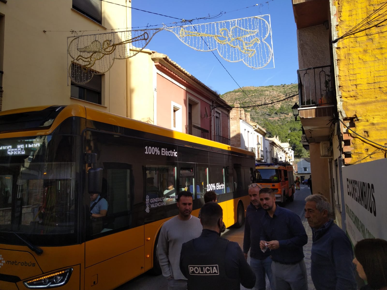 El alcalde, junto al edificio siniestrado.