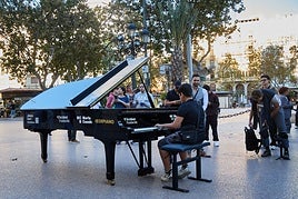 Pianista valenciano, tocando en Valencia