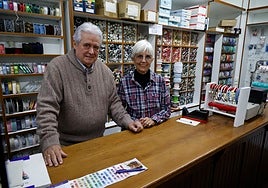 Enrique y Amparo Almenar, los dueños de la histórica droguería de Valencia que ha cerrado.