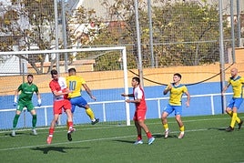 Un defensa del Dénia ante el Llutxent.