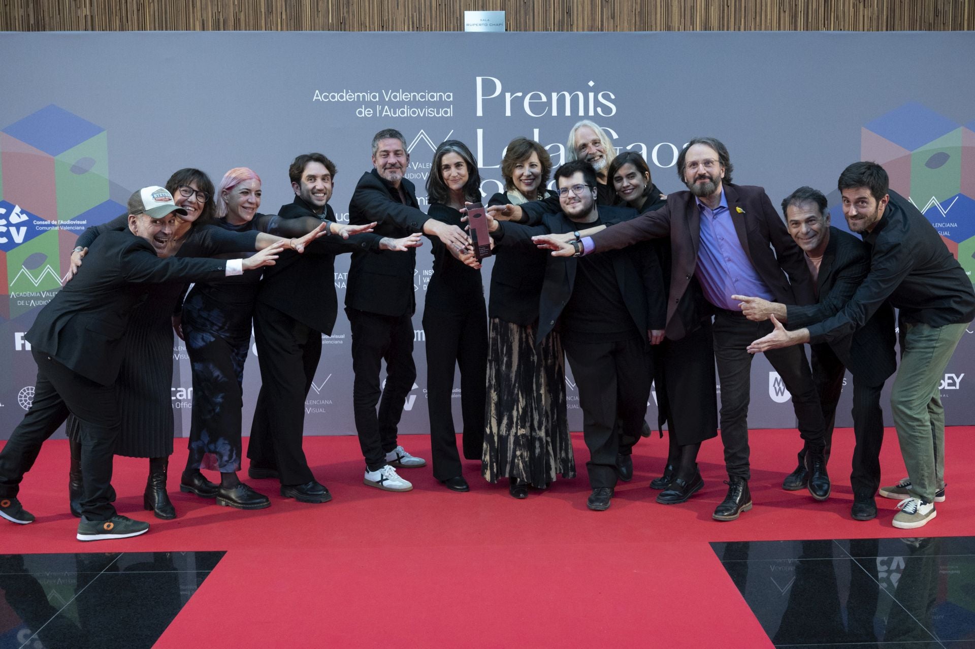 Los grandes triunfadores de la velada, con Avelina Prat en el centro.