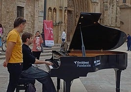 Alejandro, un pianista valenciano, interpreta una pieza en la plaza de la Virgen.