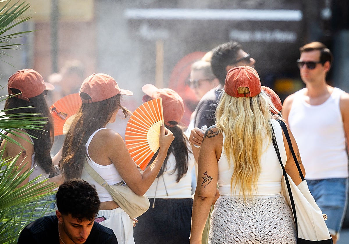 Turistas en la plaza de la Reina durante una ola de calor del pasado verano.