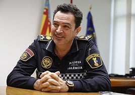 El nuevo comisario principal de la Policía Local de Valencia, Ángel Albendín, durante su entrevista con LAS PROVINCIAS.