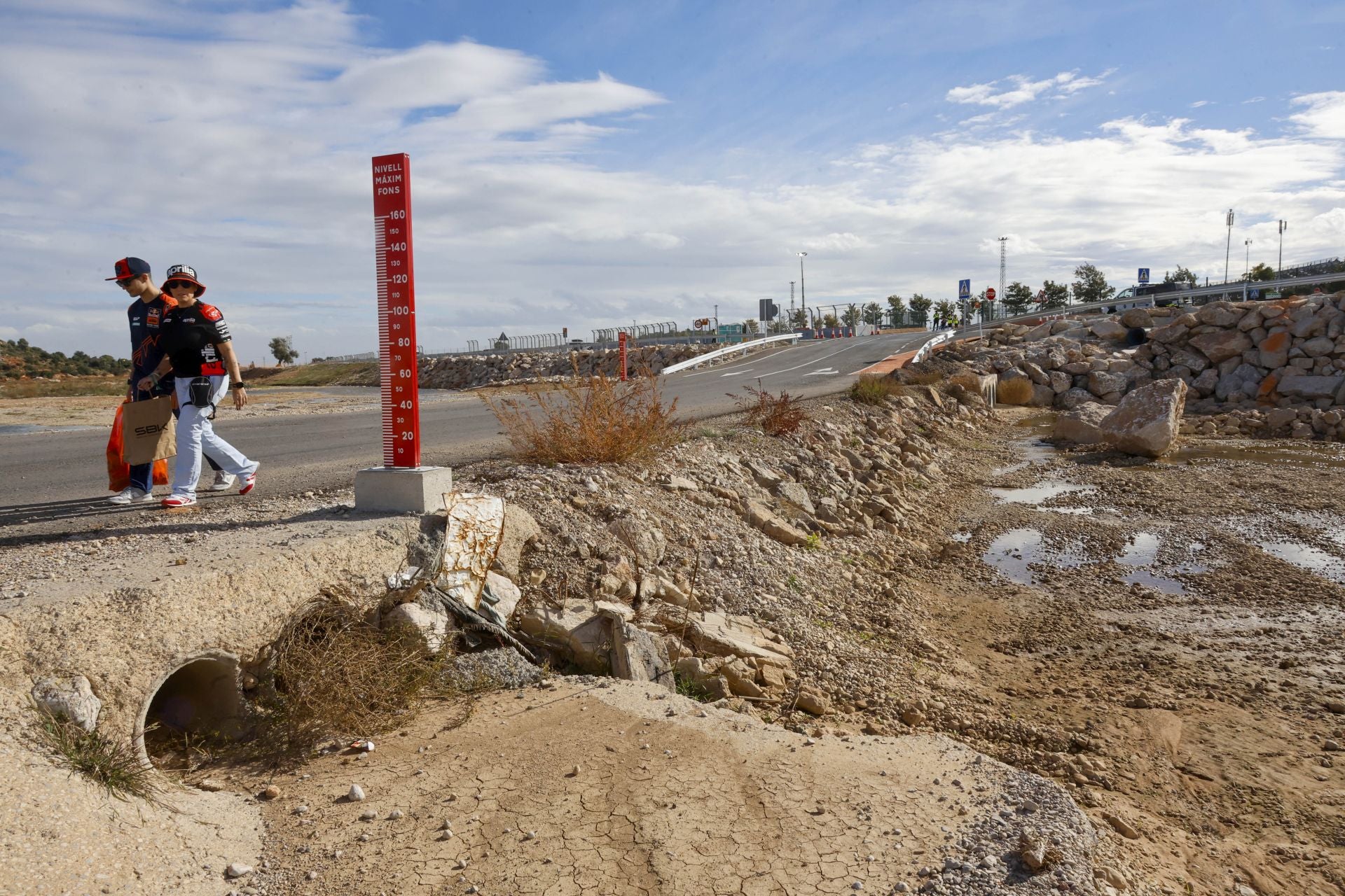 Fotos: El Gobierno mete a miles de personas por el barranco del Poyo para llegar al Circuit de Cheste