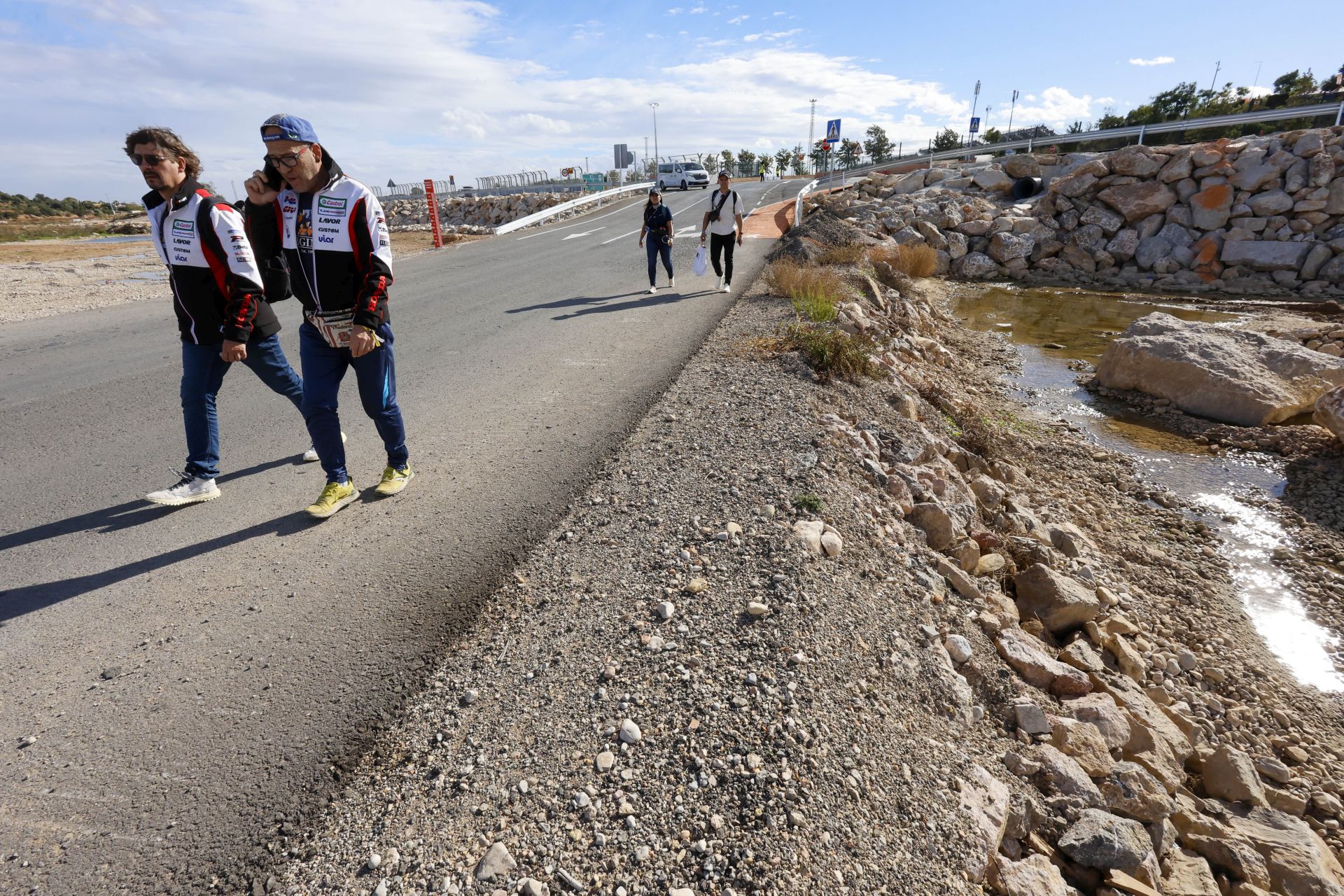 Fotos: El Gobierno mete a miles de personas por el barranco del Poyo para llegar al Circuit de Cheste