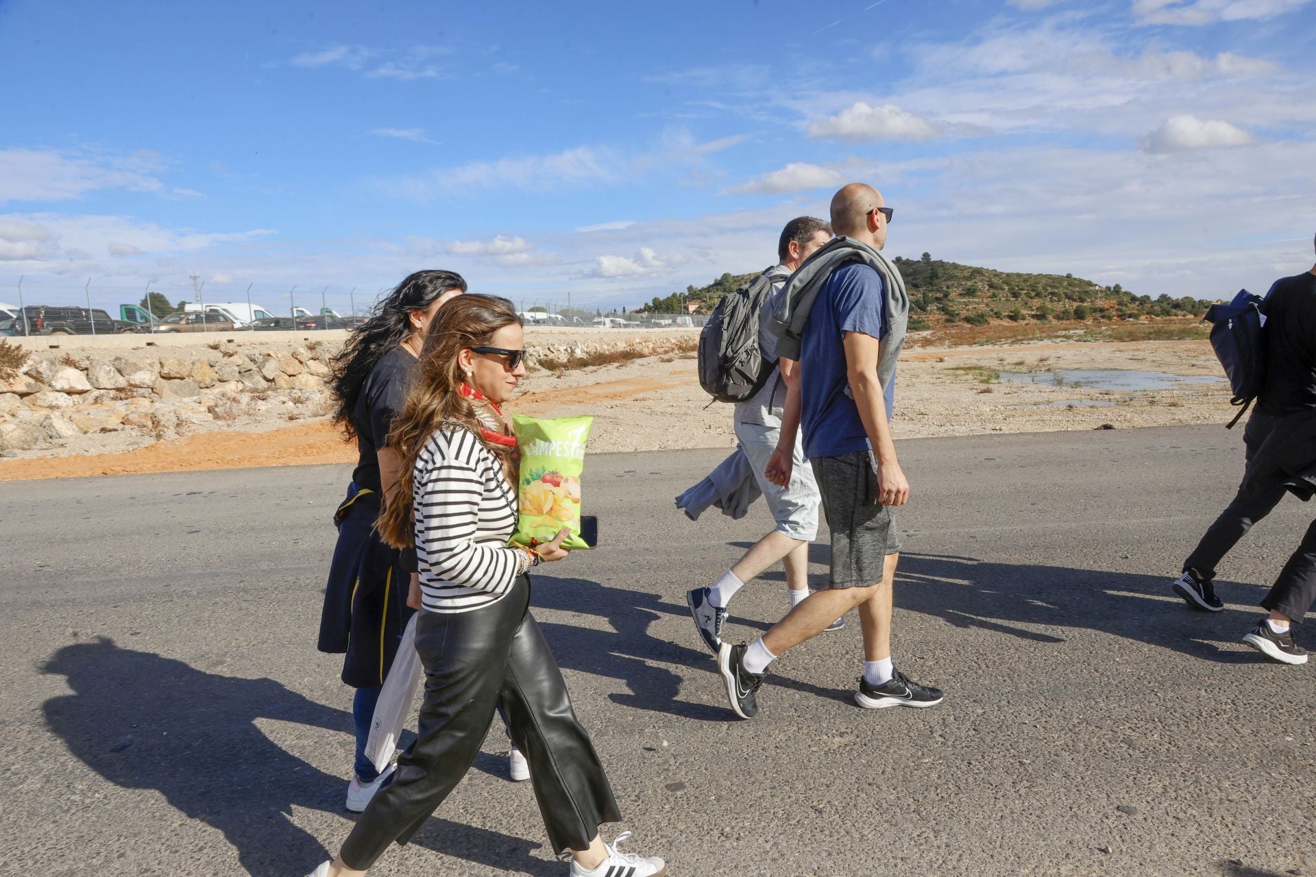 Fotos: El Gobierno mete a miles de personas por el barranco del Poyo para llegar al Circuit de Cheste