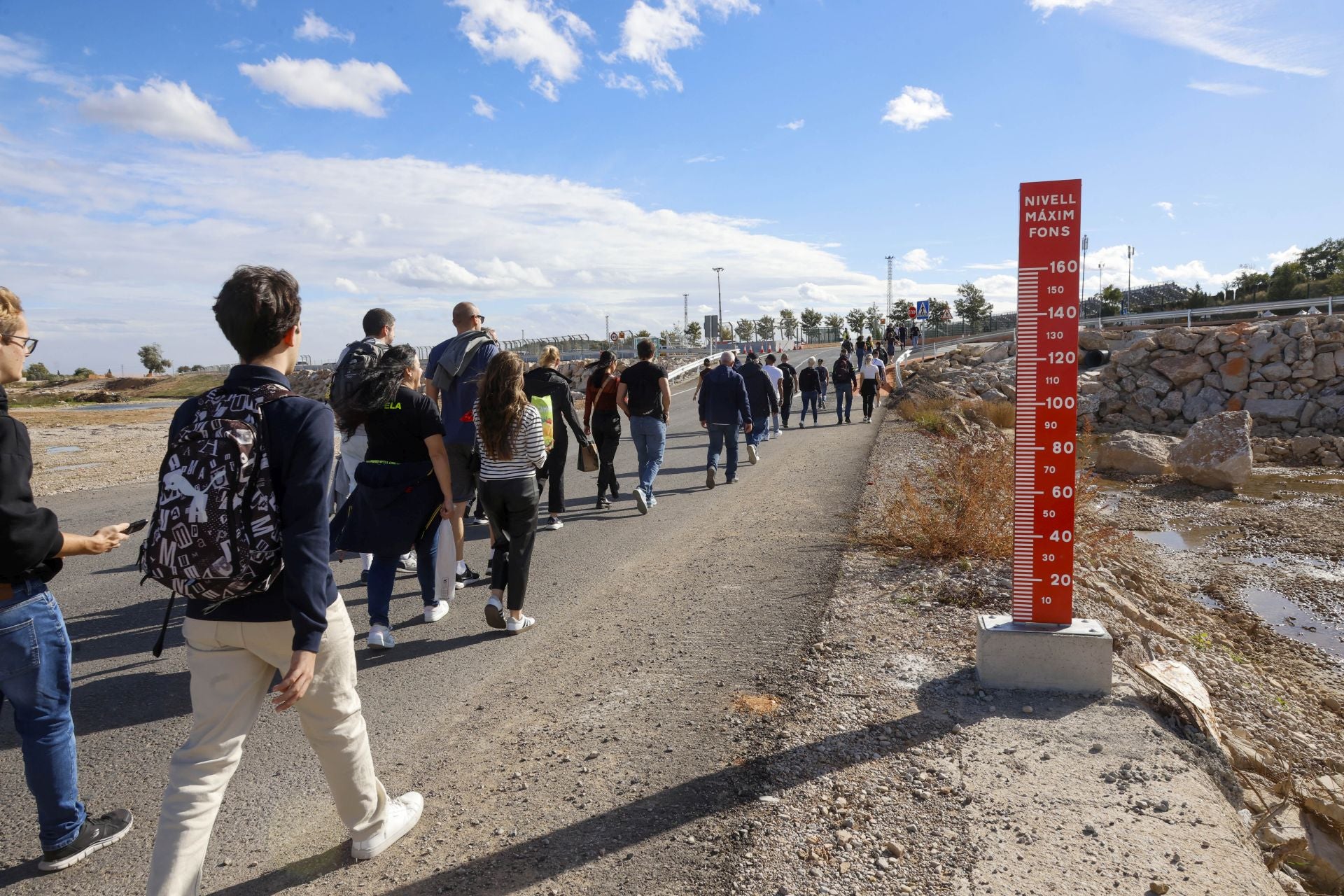 Fotos: El Gobierno mete a miles de personas por el barranco del Poyo para llegar al Circuit de Cheste
