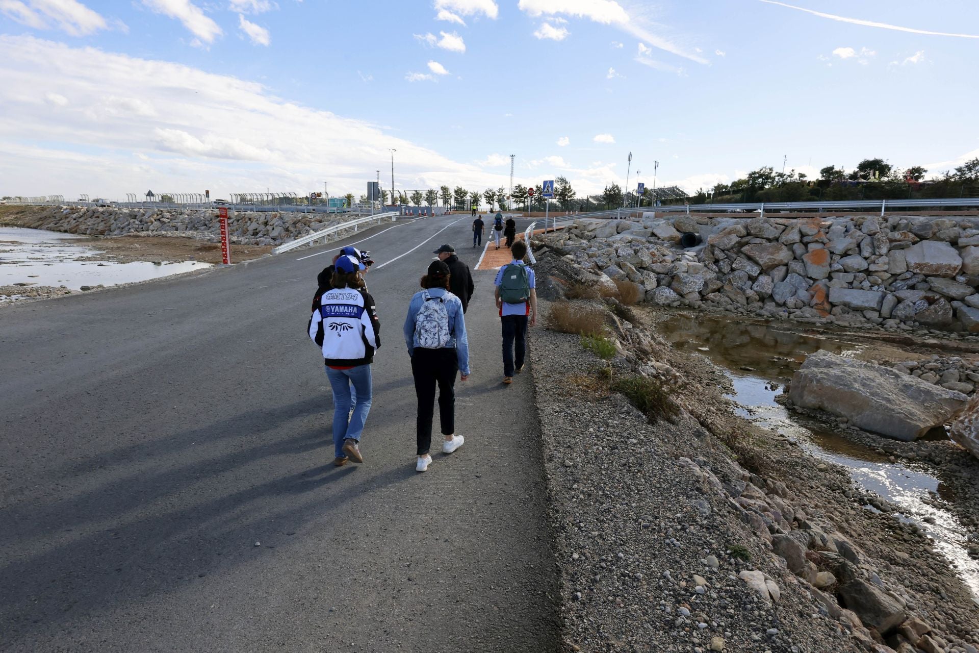 Fotos: El Gobierno mete a miles de personas por el barranco del Poyo para llegar al Circuit de Cheste