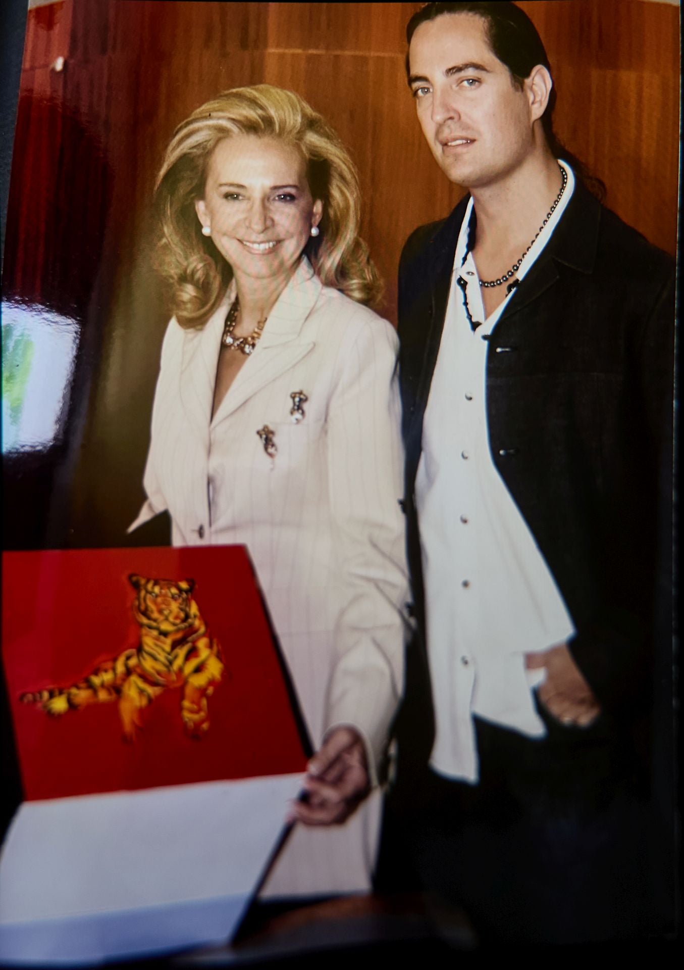 Mayrén Beneyto y el artista Jarr, con una de sus obras.