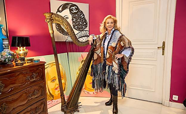 Mayrén, con uno de los ponchos que le diseñó Francis Montesinos en su época recién separada.