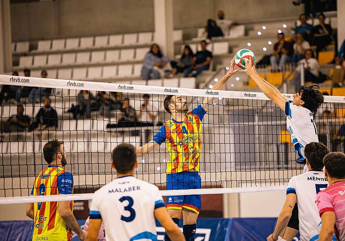 Duelo en la red entre Javi Monfort y Arquez.