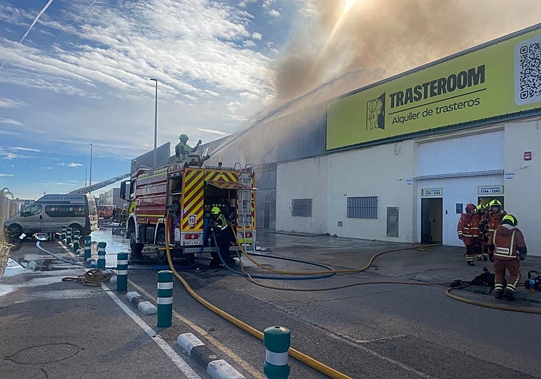 Efectos del incendio en el taller de motos.