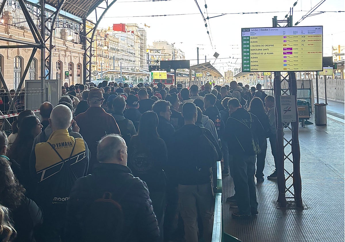 Pasajeros esperando en la Estación del Norte para ir al Circuit Ricardo Tormo.