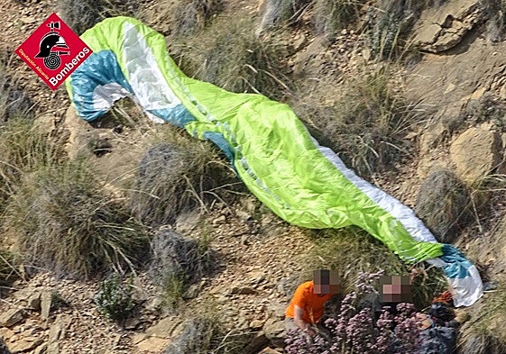 Efectivos del Consorcio de Bomberos de Alicante durante el rescate del parapentista.
