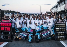 Jorge Martínez 'Aspar', en el centro, junto al resto del equipo.