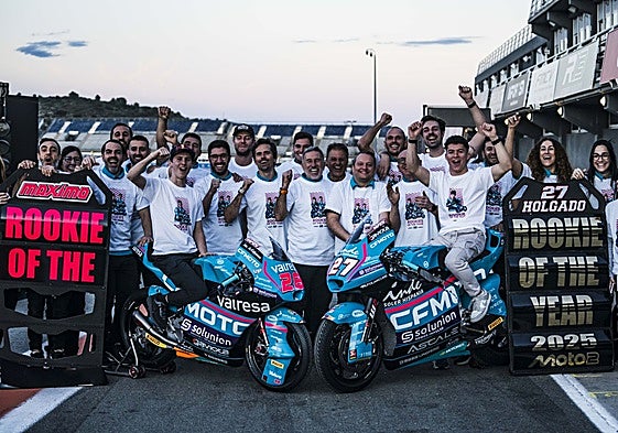 Jorge Martínez 'Aspar', en el centro, junto al resto del equipo.