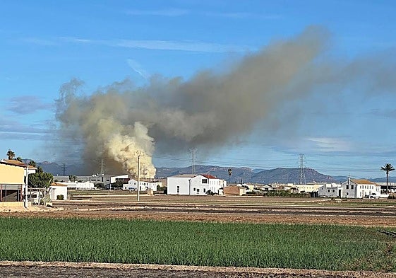 Efectos del incendio en el taller de motos.