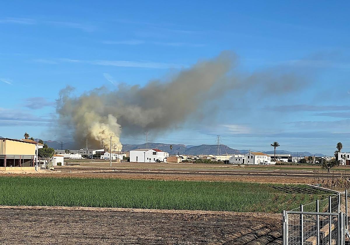 Fotos del incendio en un taller de motos de Alboraya
