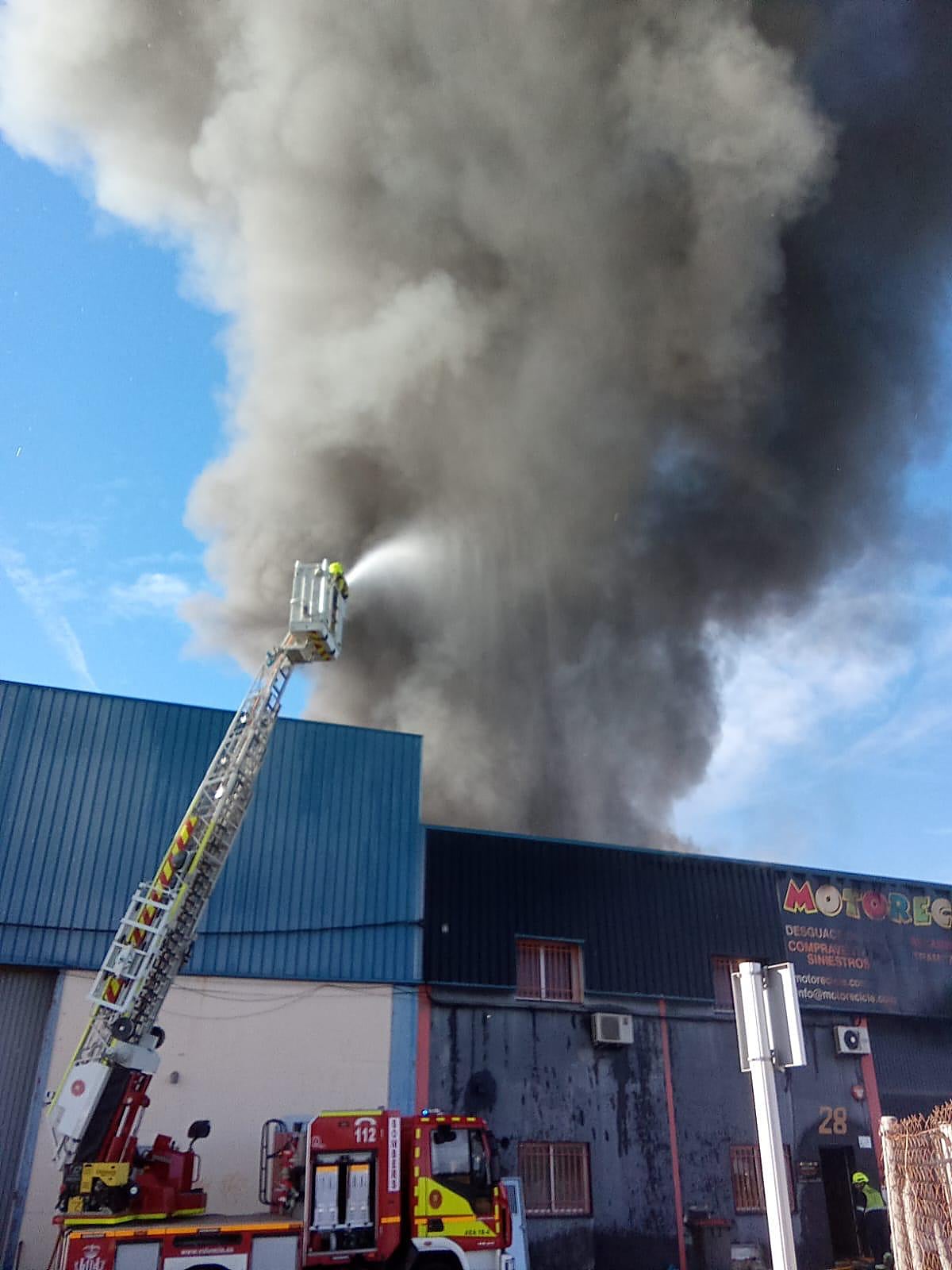 Fotos del incendio en un taller de motos de Alboraya