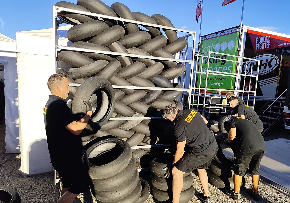 Miembros del equipo de Pirelli, con neumáticos usados.