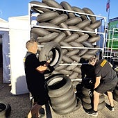 Miembros del equipo de Pirelli, con neumáticos usados.