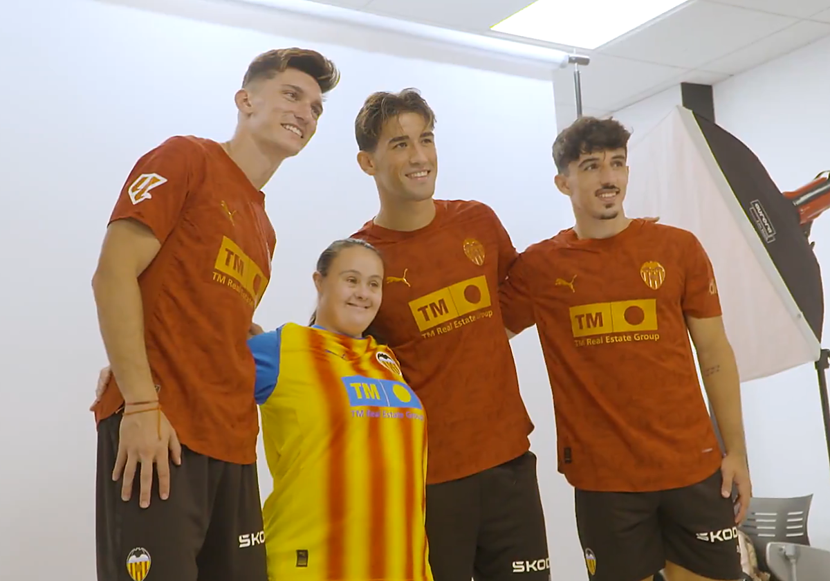 Los futbolistas del Valencia posan junto a Asindown.