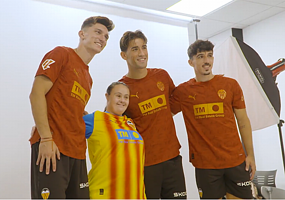 Los futbolistas del Valencia posan junto a Asindown.