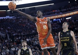 Omari Moore hace una bella extensión para anotar una canasta.