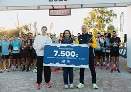 La Fundación Pequeño Deseo recibe el talón de manos de Paco Borao, el presidente de la SD Correcaminos.