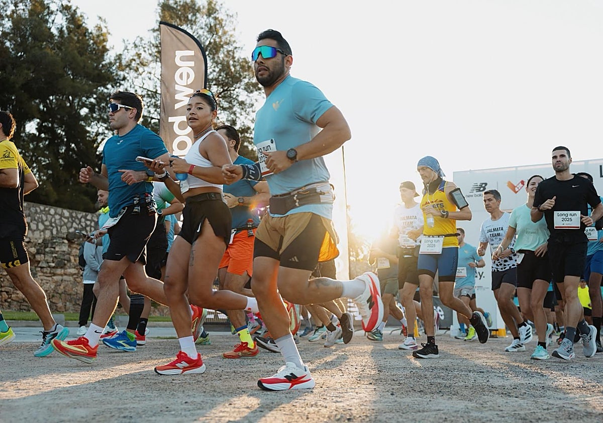 Imagen principal - La Fundación Pequeño Deseo recibe 7.500 euros de la New Balance Long Run Maratón Valencia