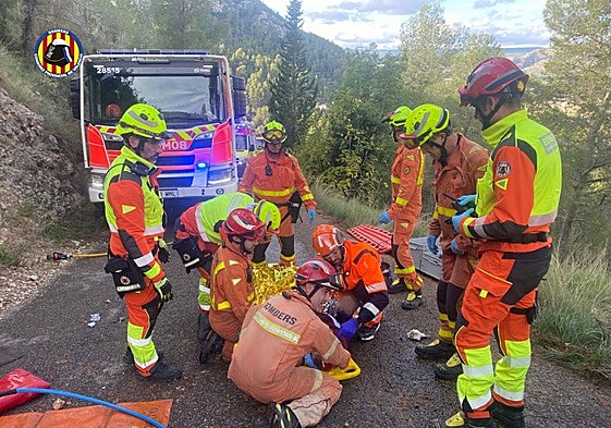 Los bomberos excarcelan del vehículo a un sexagenario herido en Vallada.