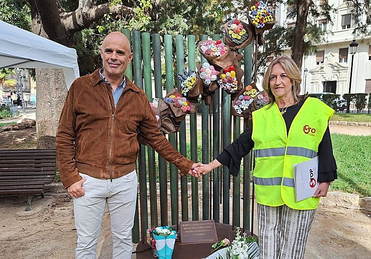 La presidenta de Stop Accidentes, Ana Novella, junto al monumento inaugurado en Valencia en recuerdo a las víctimas de violencia vial.