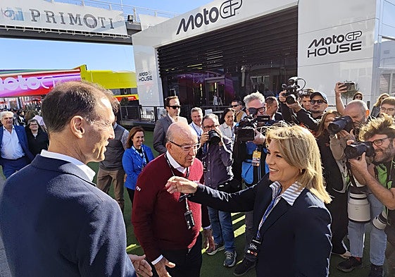 Susana Camarero saluda a Carmelo Ezpeleta y a Luis Cervera este domingo en Cheste.